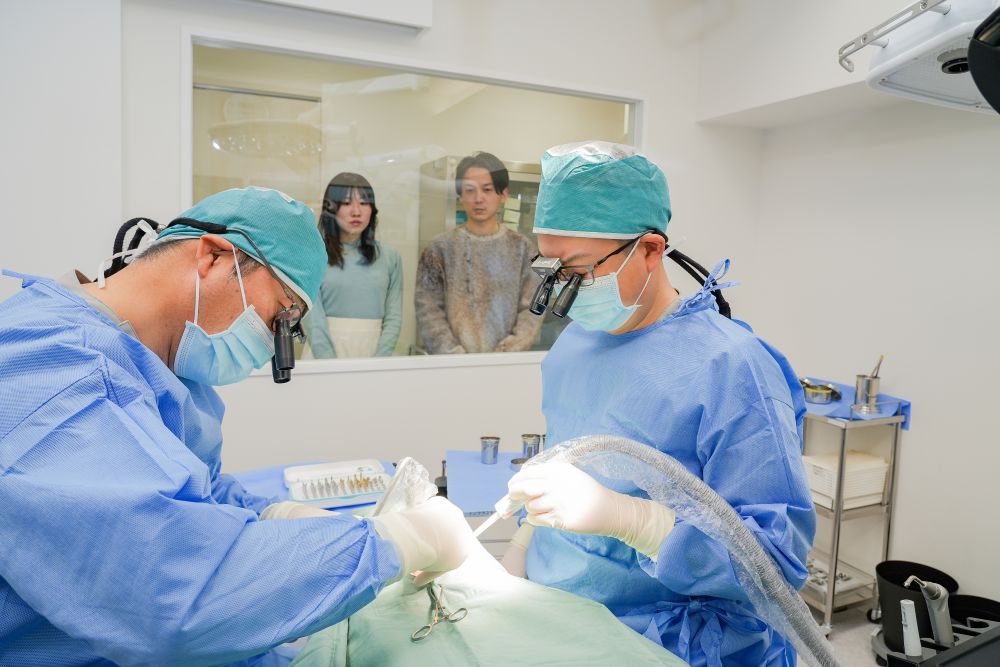 ご家族が見守るオペ室の窓